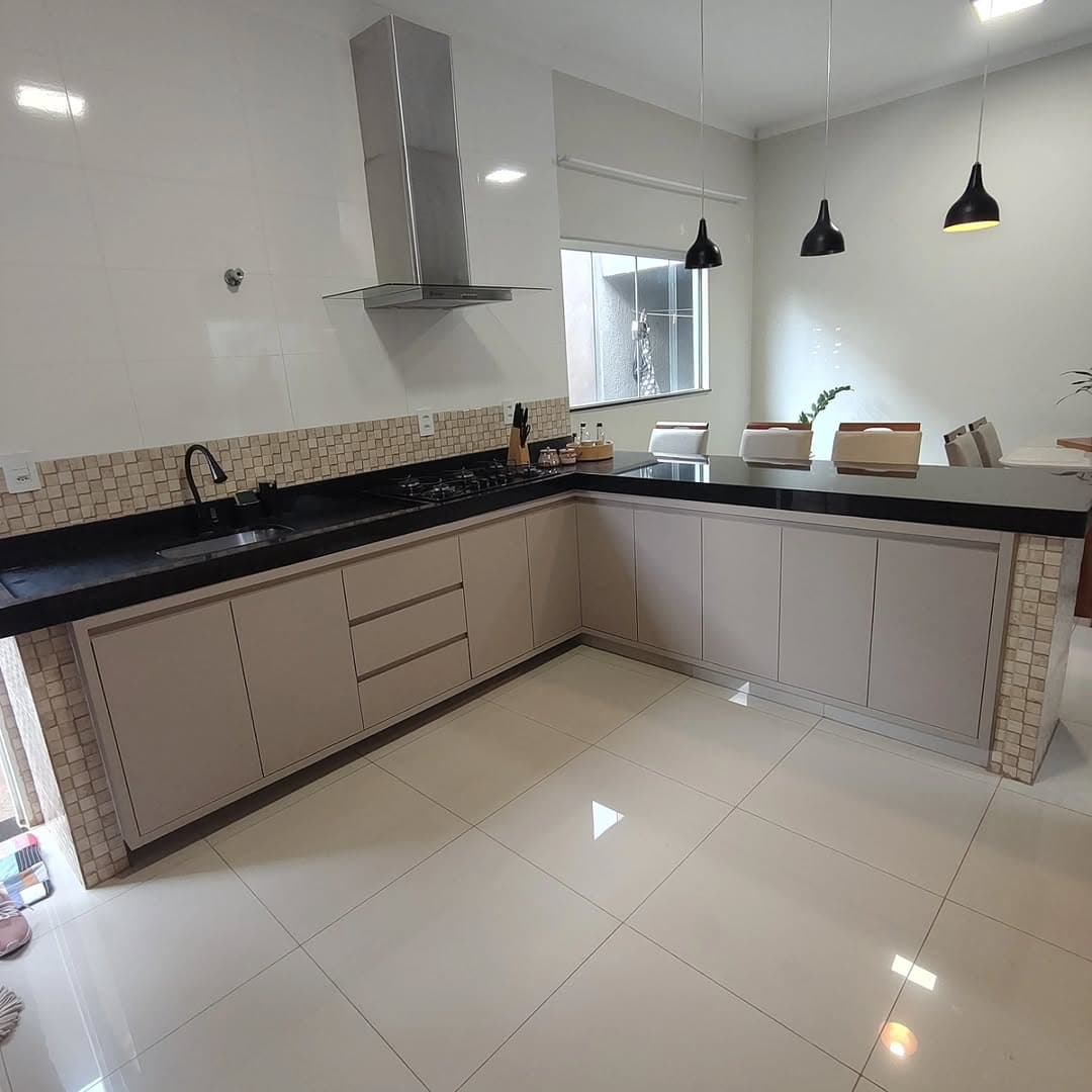 Cozinha planejada em U com coifa e bancada de granito — Fortitude Marcenaria, Franca-SP