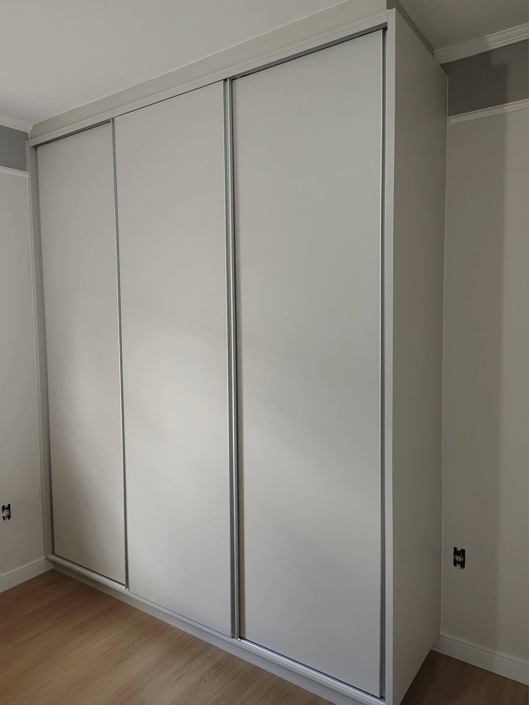 Guarda-roupa planejado de portas de correr — marcenaria em Franca-SP