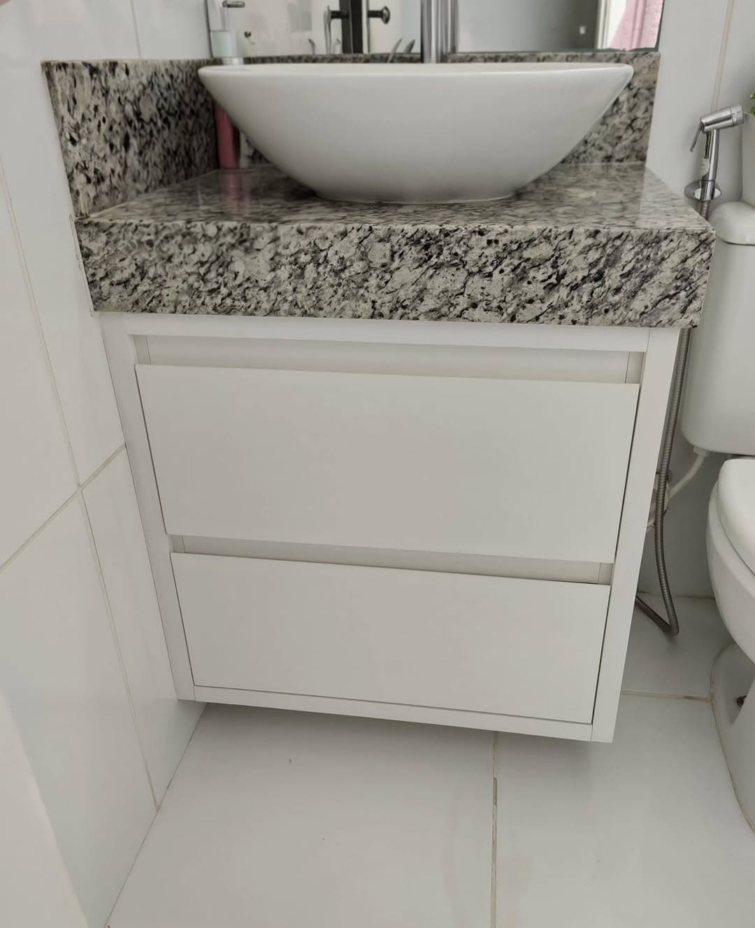 Gabinete de banheiro suspenso branco com duas gavetas, bancada de granito e cuba de apoio